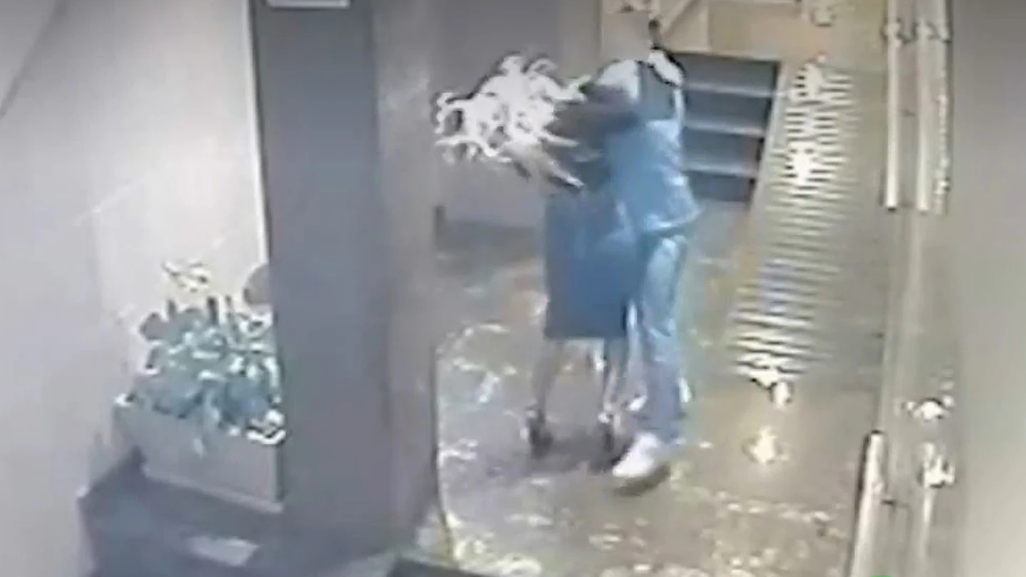 Brutal agresión machista a una mujer en un portal Brutal agresión machista a una mujer en un portal