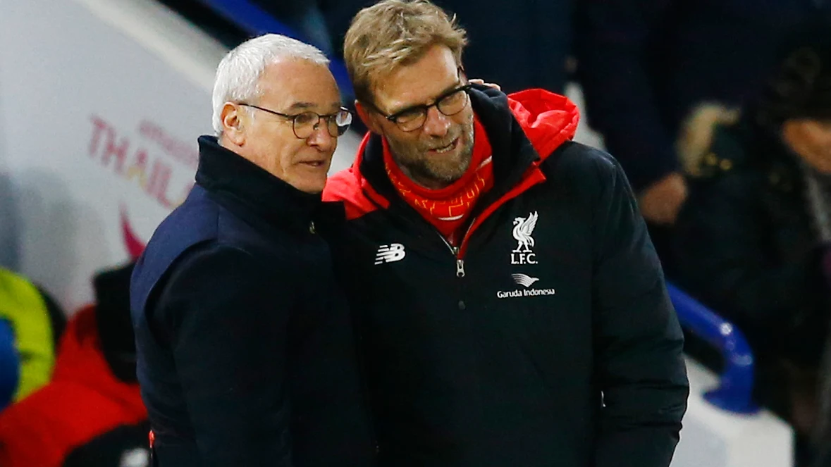Ranieri y Klopp dialogan durante un partido