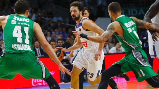 Llull se abre paso hacia el ataque frente al Darussafaka