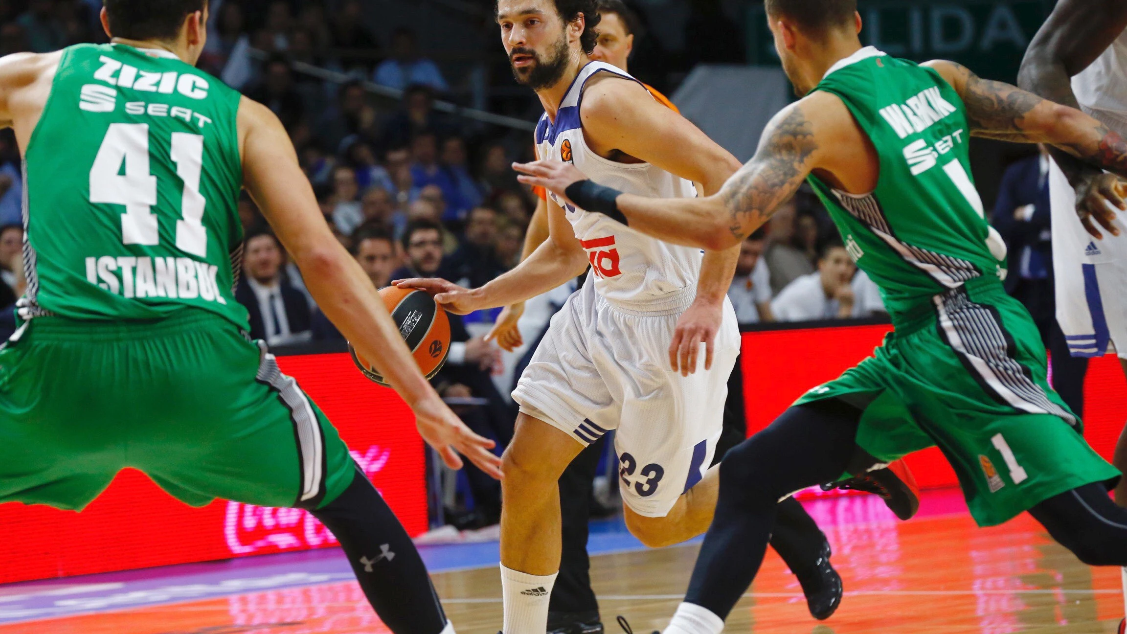 Llull se abre paso hacia el ataque frente al Darussafaka