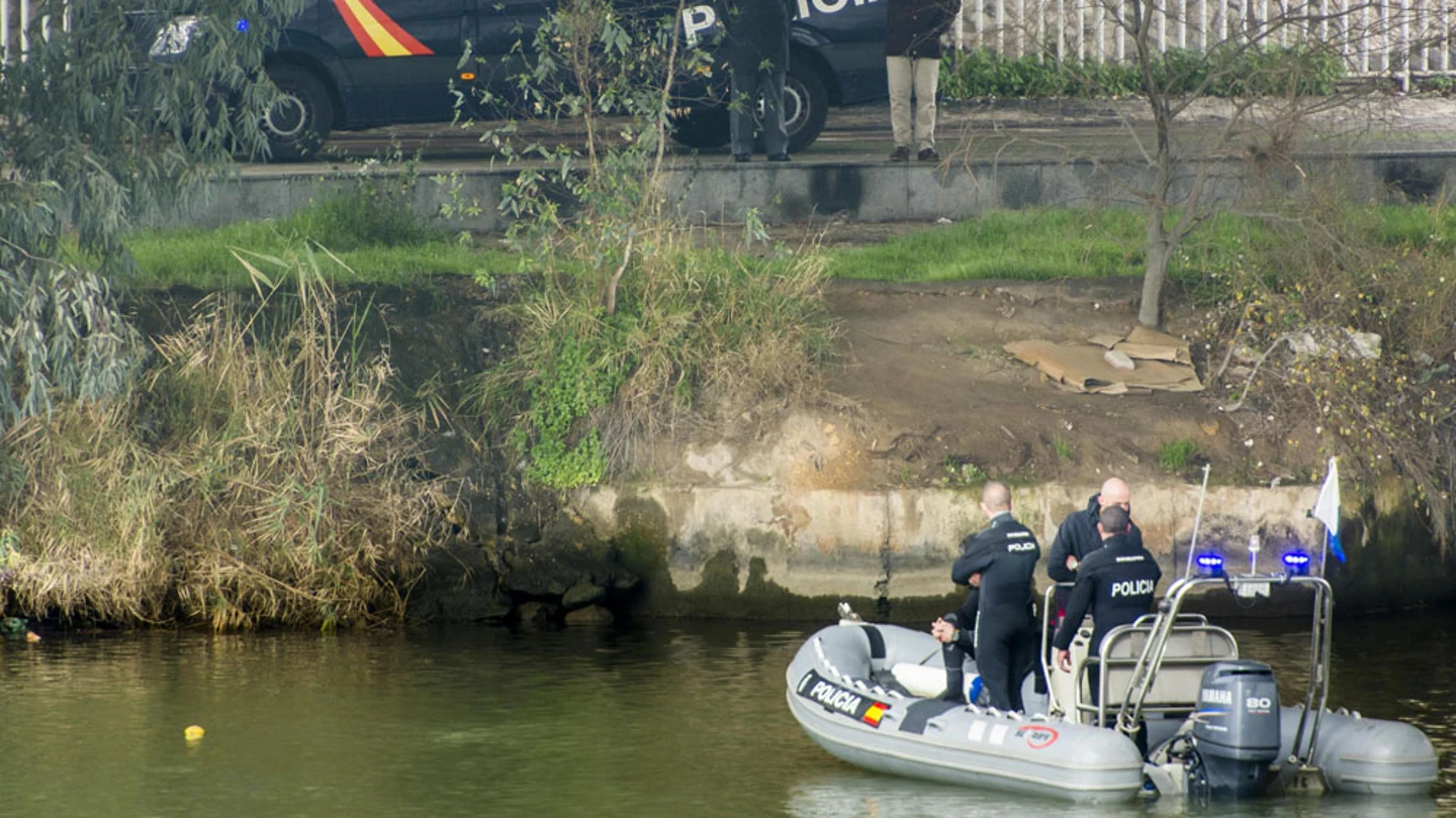 Un equipo de buzos rastreando en Guadalquivir Un equipo de buzos rastreando en Guadalquivir