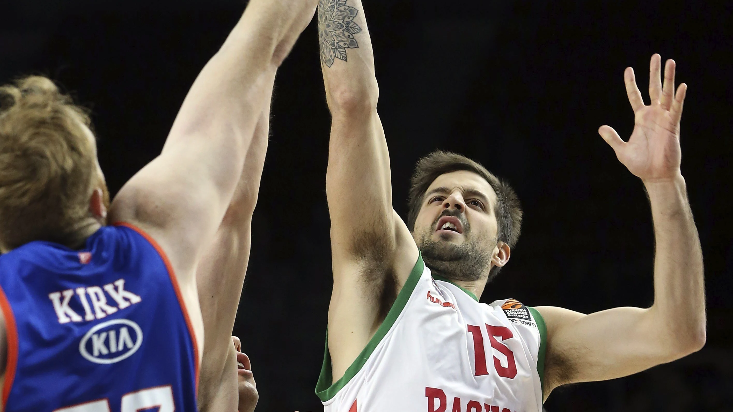 Momentos del partido entre el Efes y el Baskonia euroliga