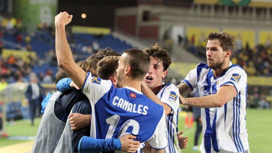 Los jugadores de la Real Sociedad celebran un gol
