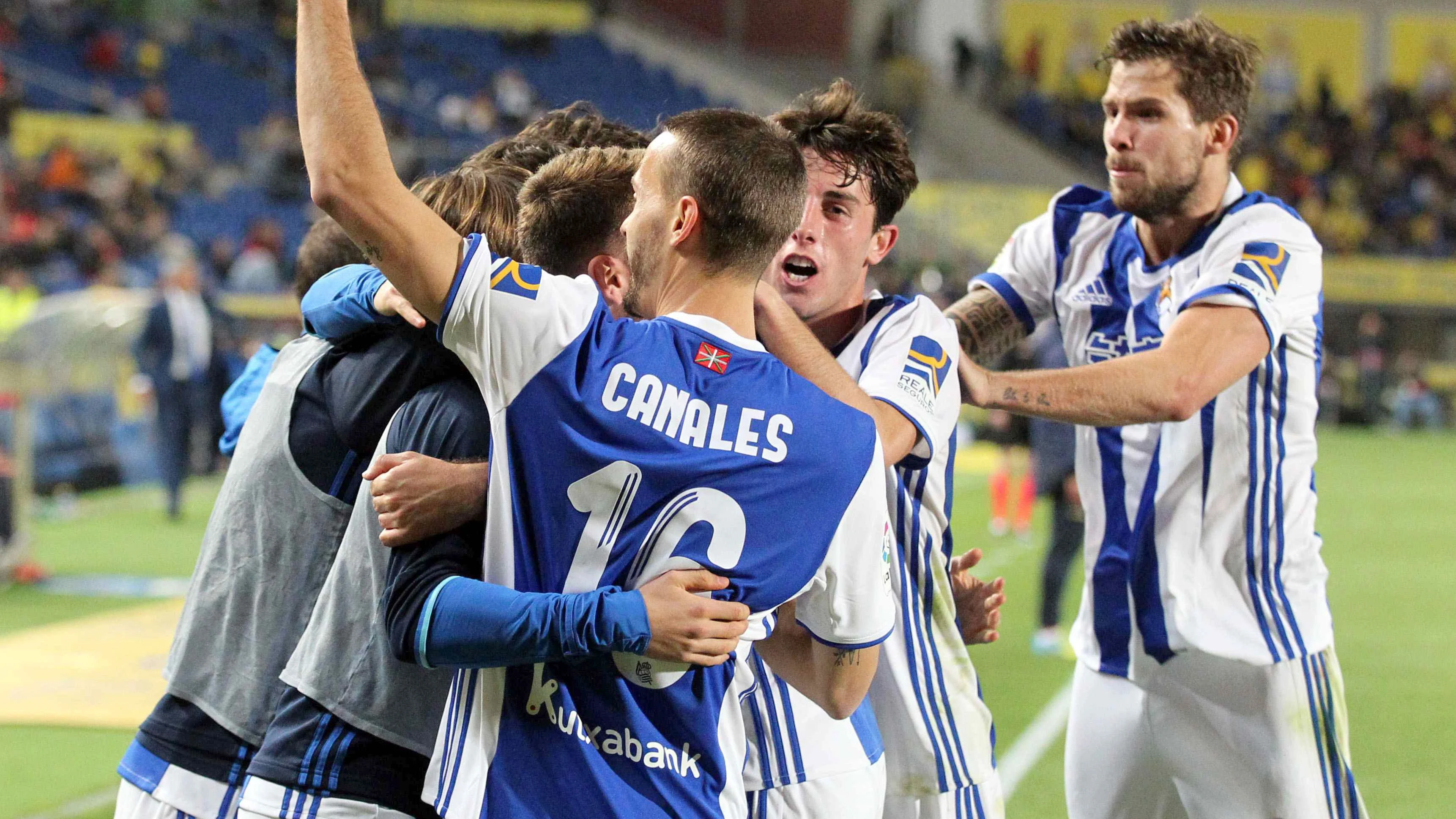 Los jugadores de la Real Sociedad celebran un gol