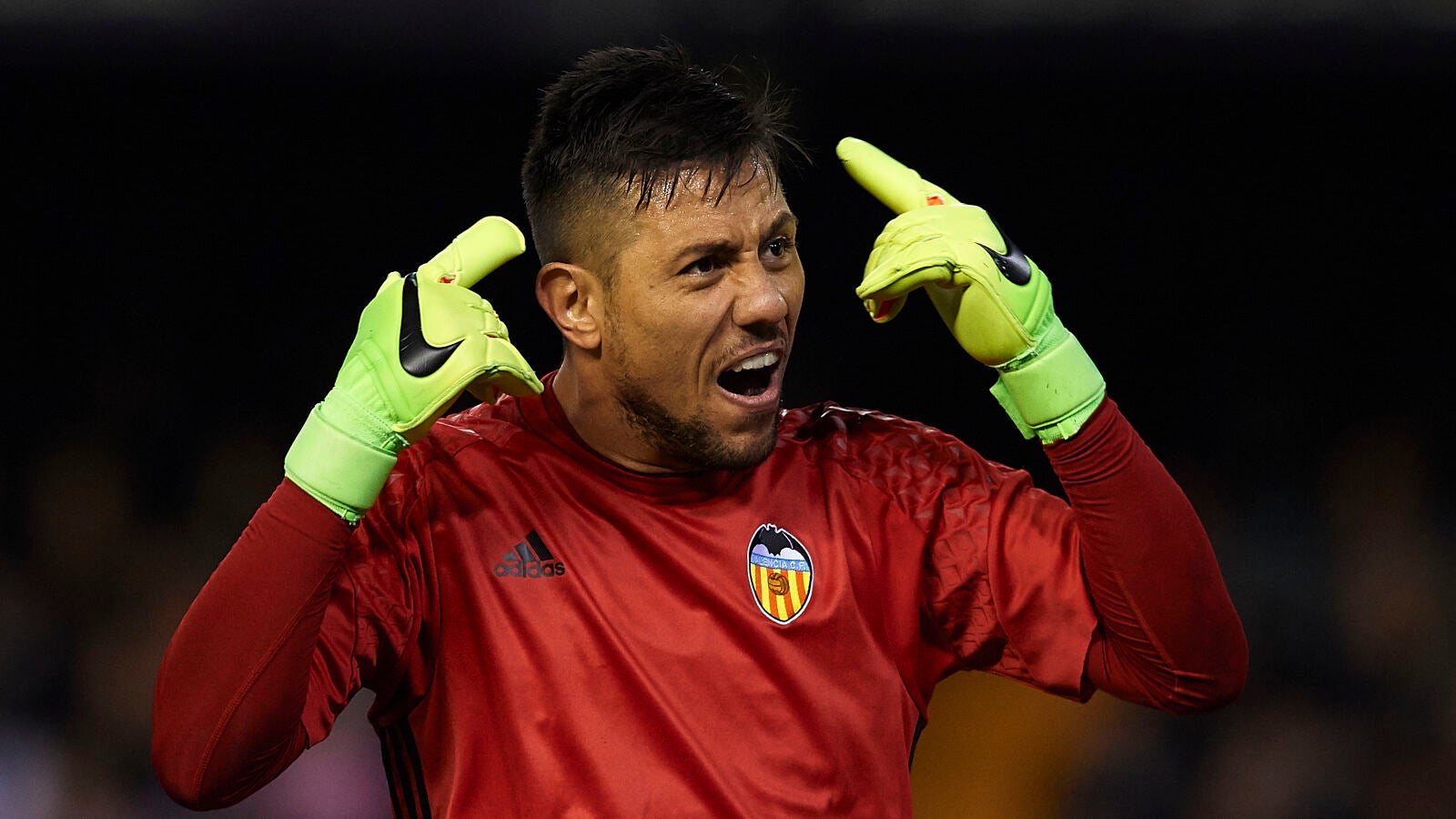 Diego Alves protesta una acci&oacute;n en un partido del Valencia