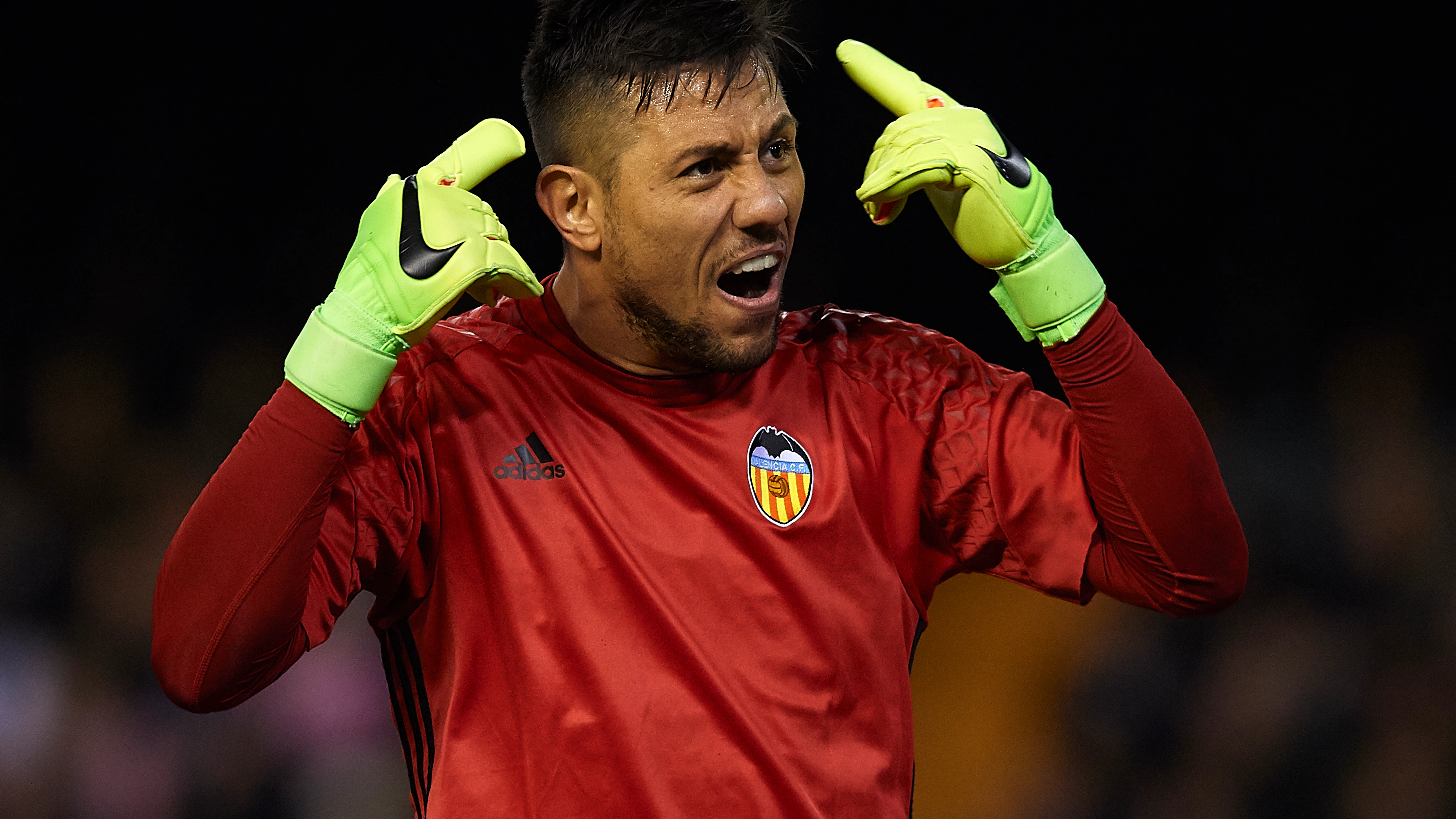 Diego Alves protesta una acción en un partido del Valencia Diego Alves protesta una acción en un partido del Valencia