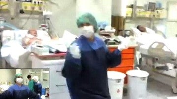 Enfermeras bailando en un hospital