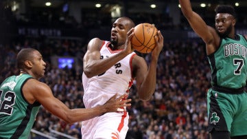 Ibaka, en su primer partido con los Toronto Raptors