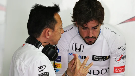 Yusuke Hasegawa conversa con Fernando Alonso en Hockenheim Yusuke Hasegawa conversa con Fernando Alonso en Hockenheim