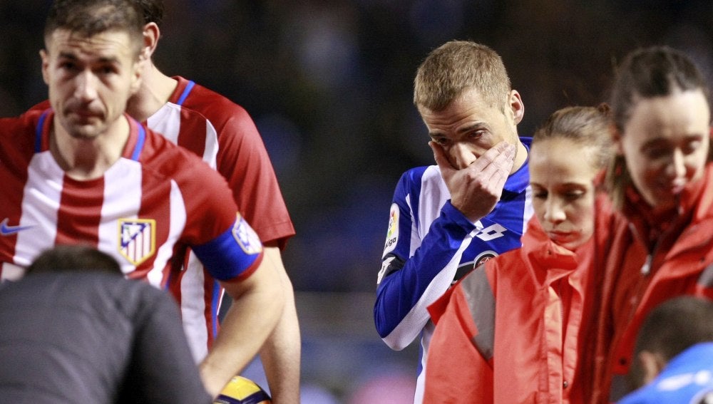 Jugadores del Atlético y el Deportivo muestran su preocupación tras la caída de Torres