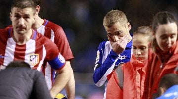 Jugadores del Atlético y el Deportivo muestran su preocupación tras la caída de Torres