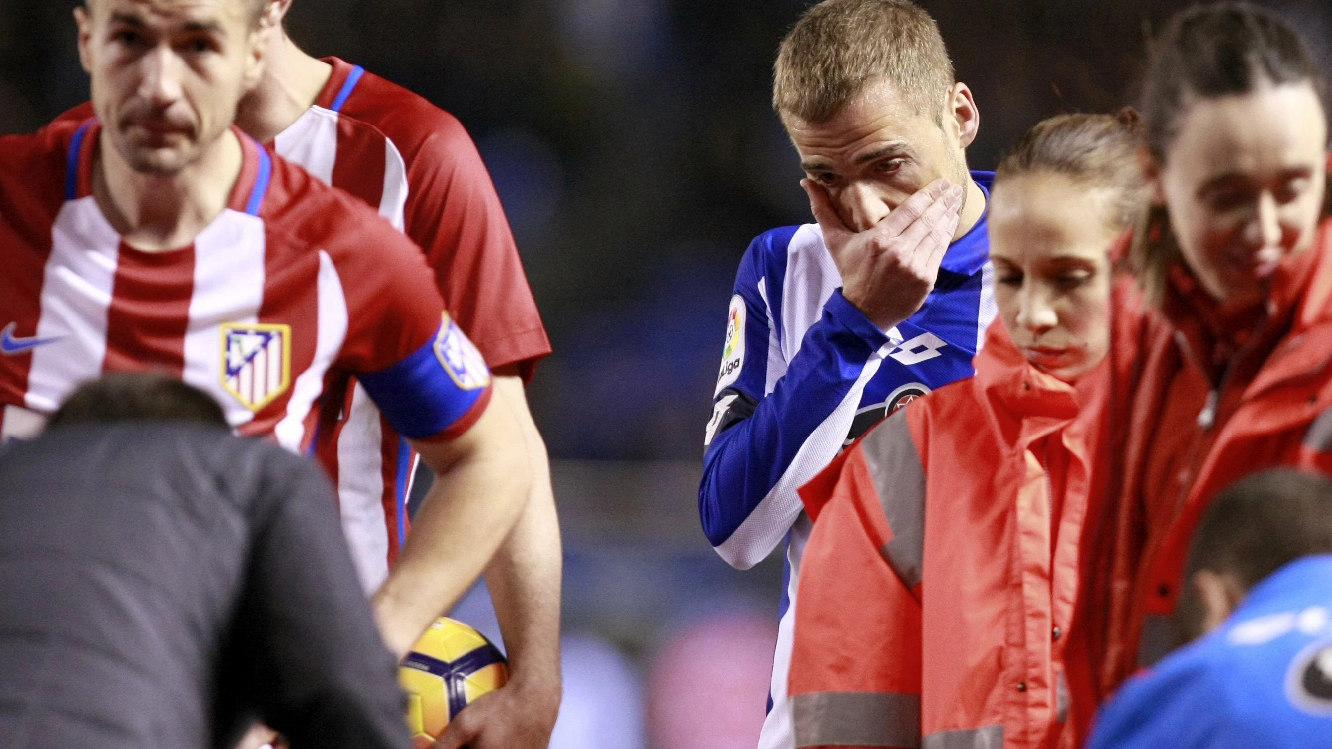 Jugadores del Atlético y el Deportivo muestran su preocupación tras la caída de Torres