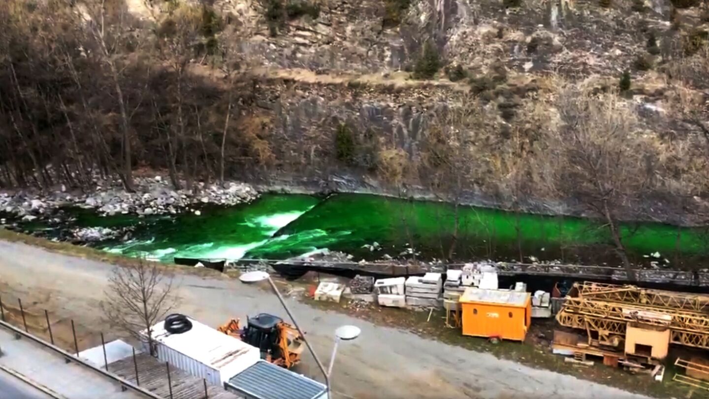  r&iacute;o Valira te&ntilde;ido de verde