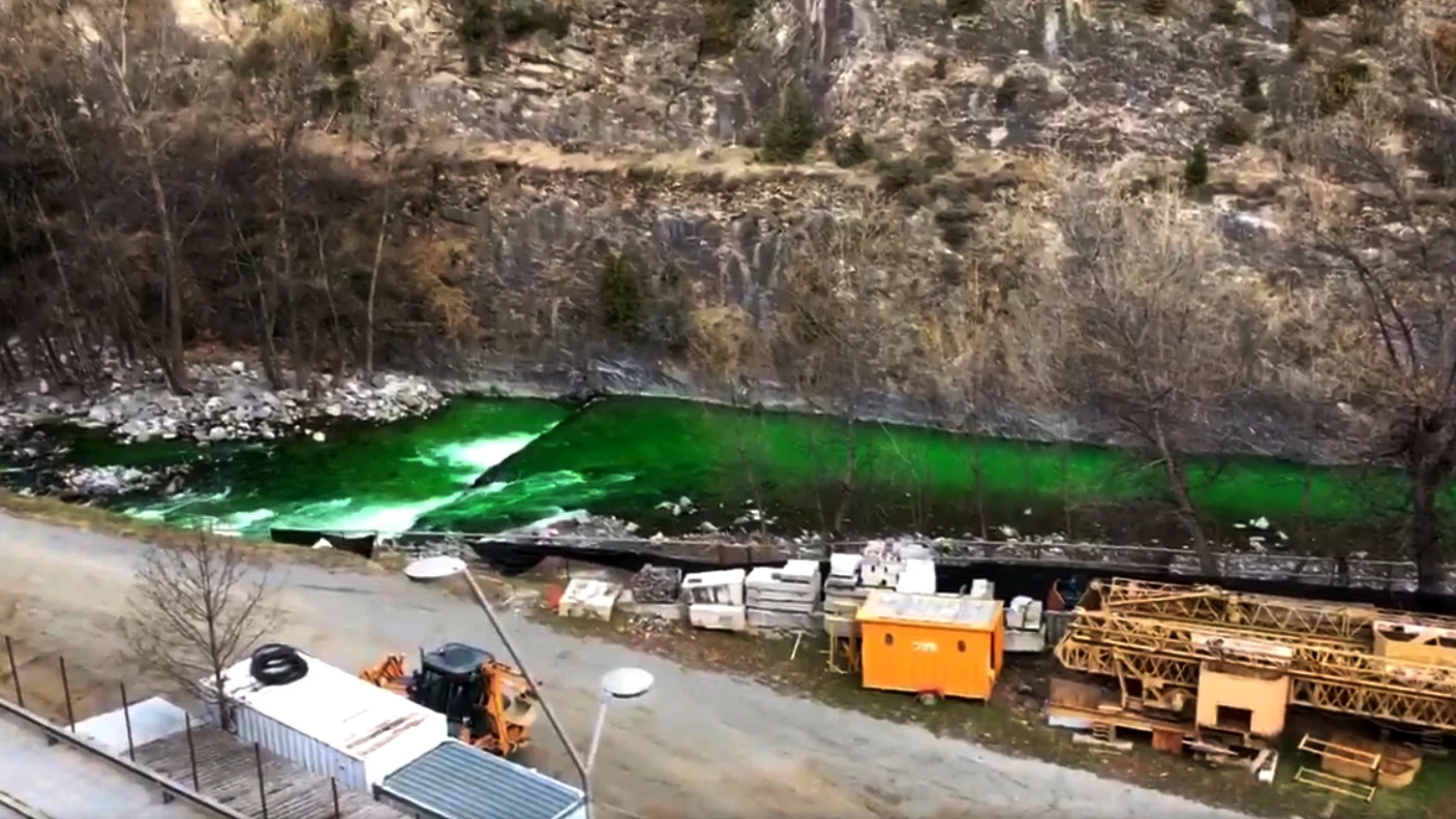  río Valira teñido de verde