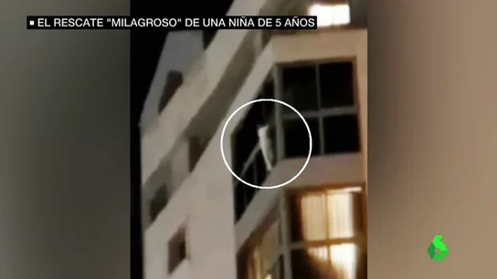Frame 21.064289 de: Rescatan a una niña de cinco años que estaba colgando de su ventana de un séptimo piso en Alicante Frame 21.064289 de: Rescatan a una niña de cinco años que estaba colgando de su ventana de un séptimo piso en Alicante