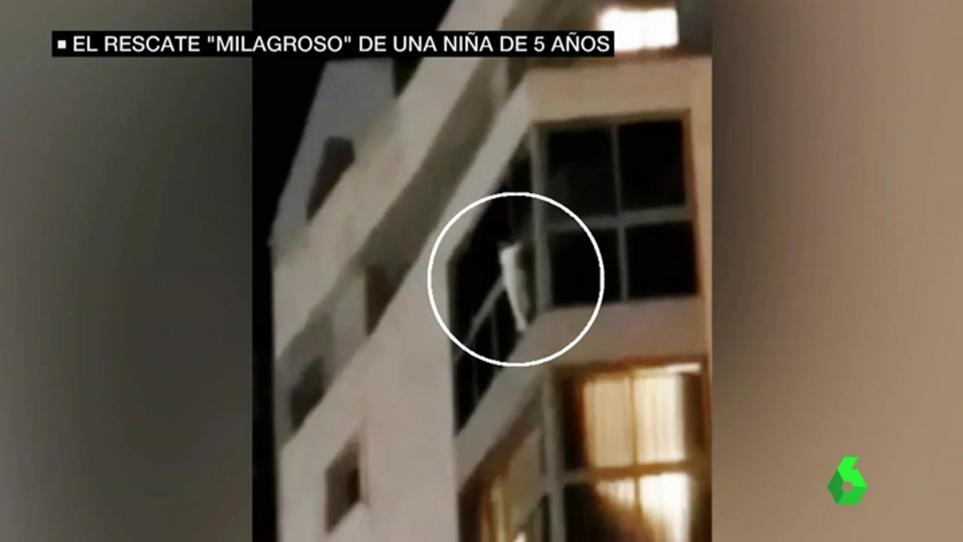 Frame 21.064289 de: Rescatan a una niña de cinco años que estaba colgando de su ventana de un séptimo piso en Alicante