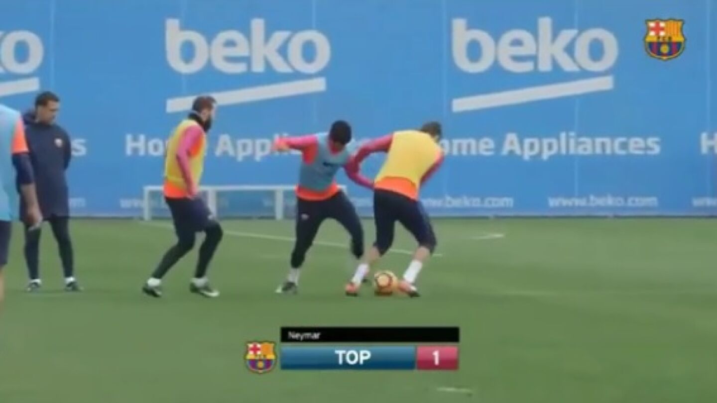 Neymar le lanza un ca&ntilde;o a Piqu&eacute; en el entrenamiento del Barcelona