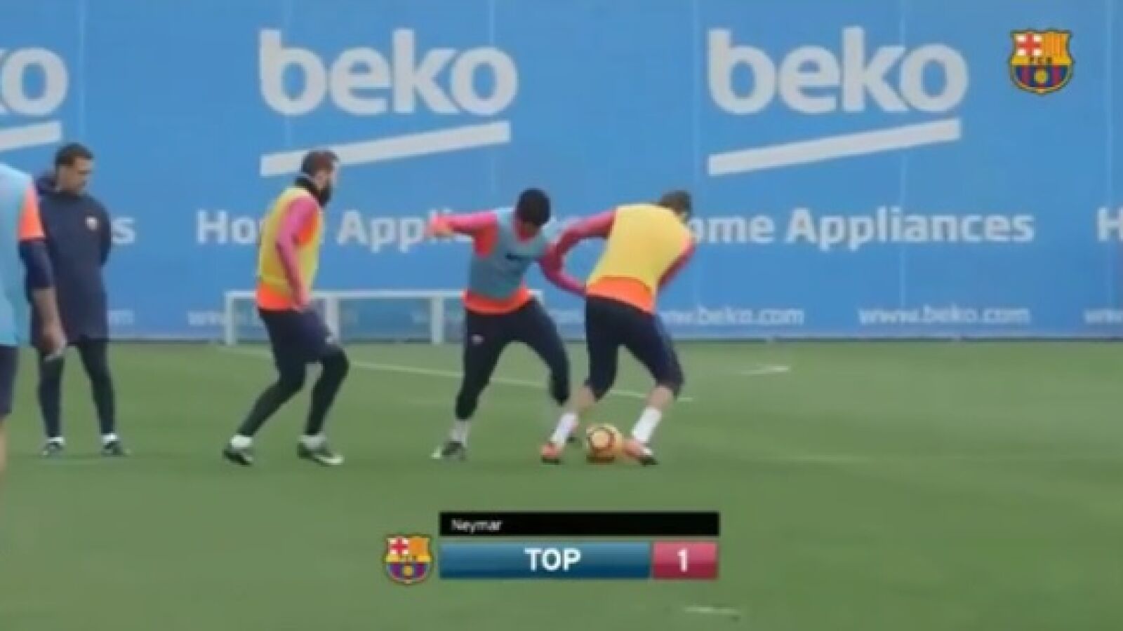 Neymar le lanza un ca&ntilde;o a Piqu&eacute; en el entrenamiento del Barcelona