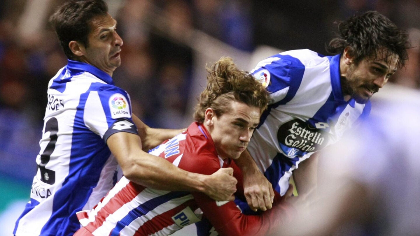 Griezmann lucha por un bal&oacute;n ante los defensores del Deportivo
