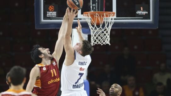 Doncic peleando un rebote