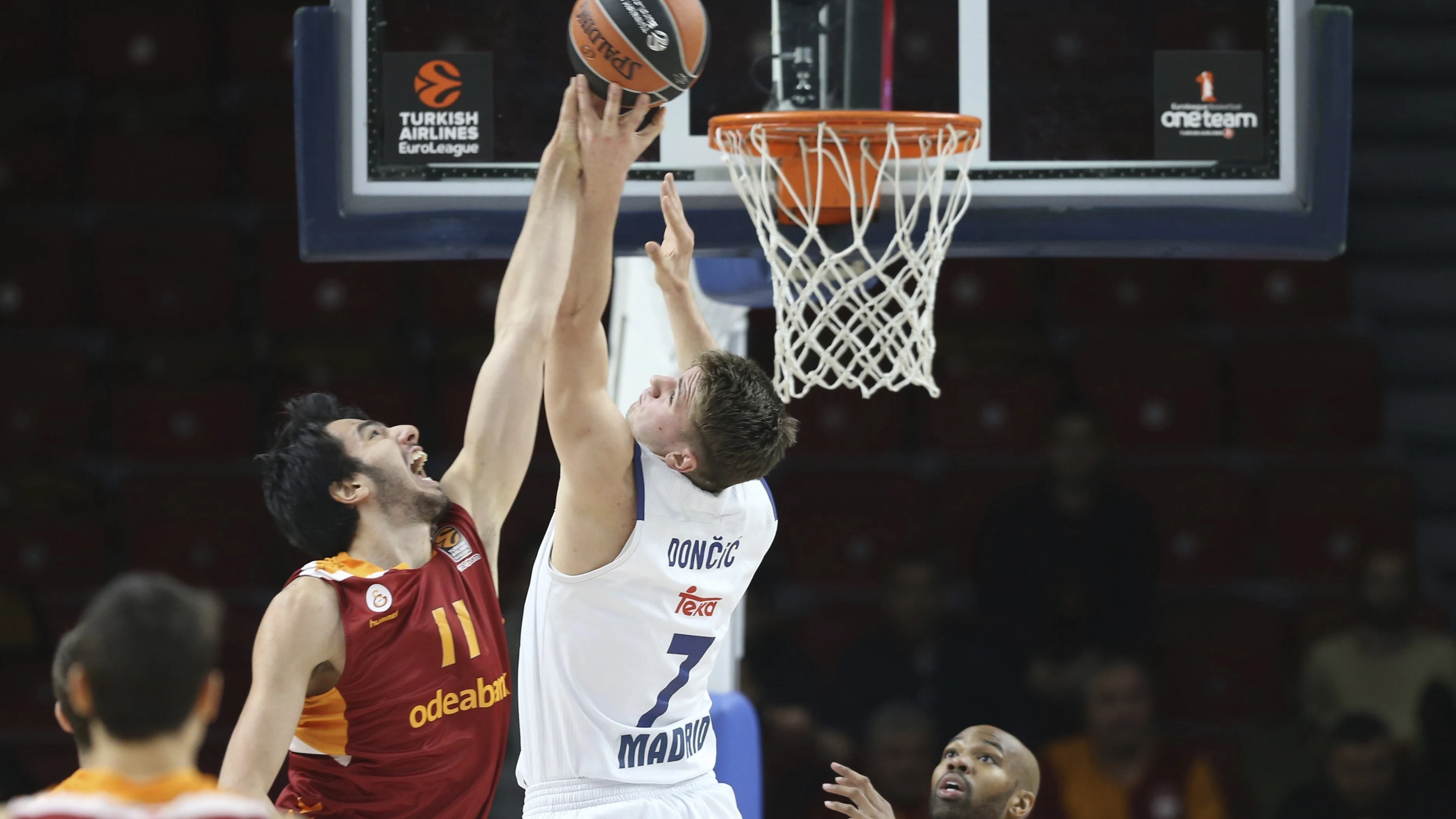 Doncic peleando un rebote