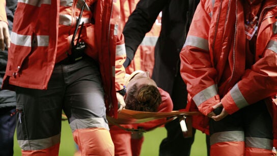 Torres es evacuado de Riazor por los servicios m&eacute;dicos