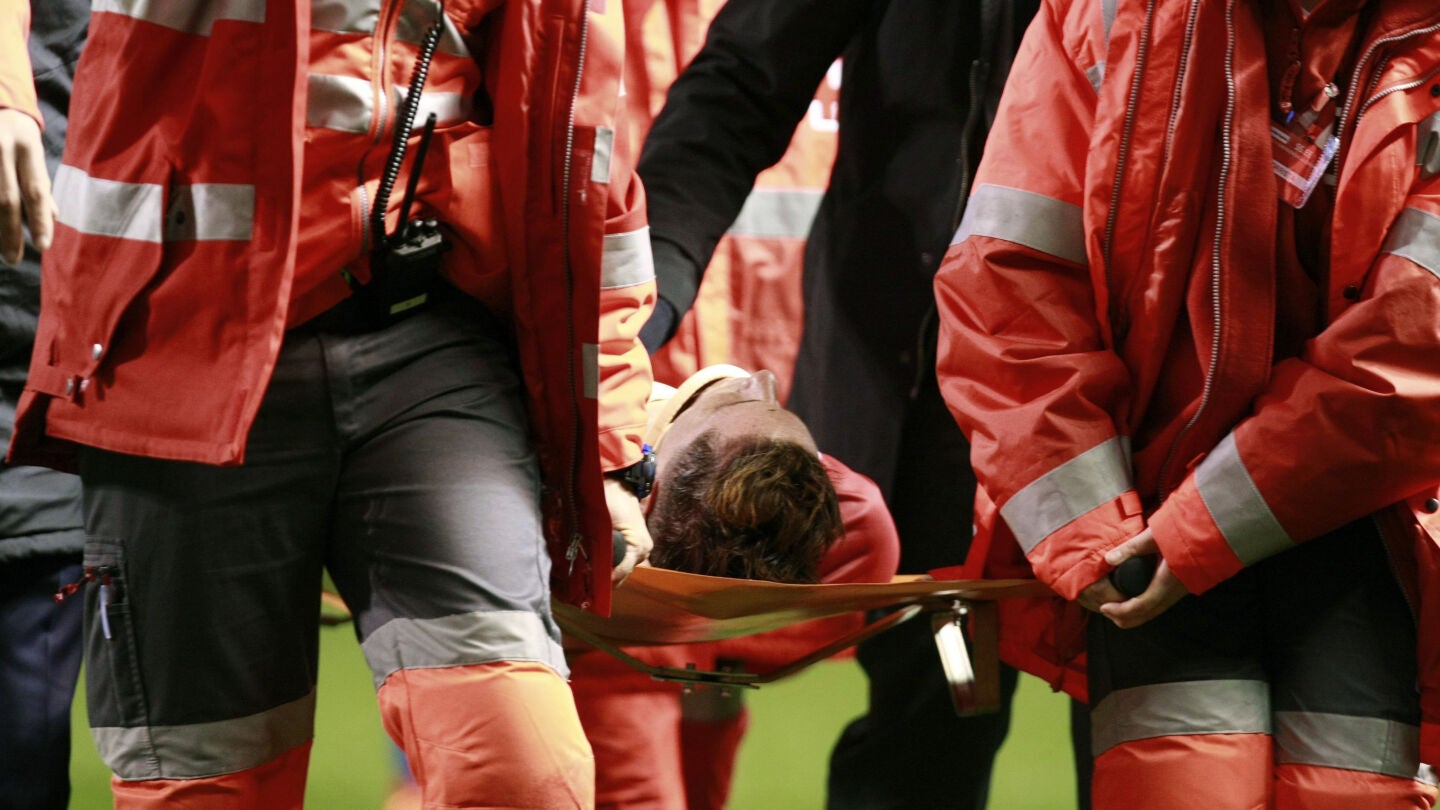 Torres es evacuado de Riazor por los servicios m&eacute;dicos