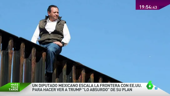Diputado mexicano escalando el muro fronterizo Diputado mexicano escalando el muro fronterizo