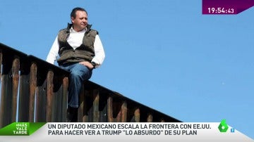 Diputado mexicano escalando el muro fronterizo