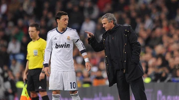 Özil y Mourinho durante un partido con el Real Madrid