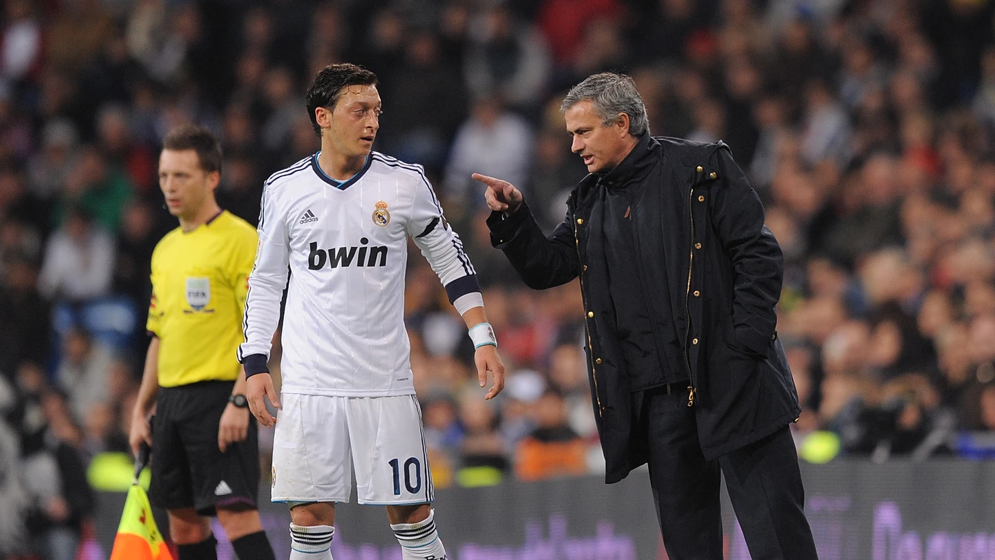 Özil y Mourinho durante un partido con el Real Madrid Özil y Mourinho durante un partido con el Real Madrid