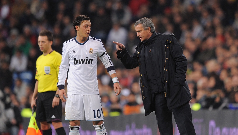 Özil y Mourinho durante un partido con el Real Madrid
