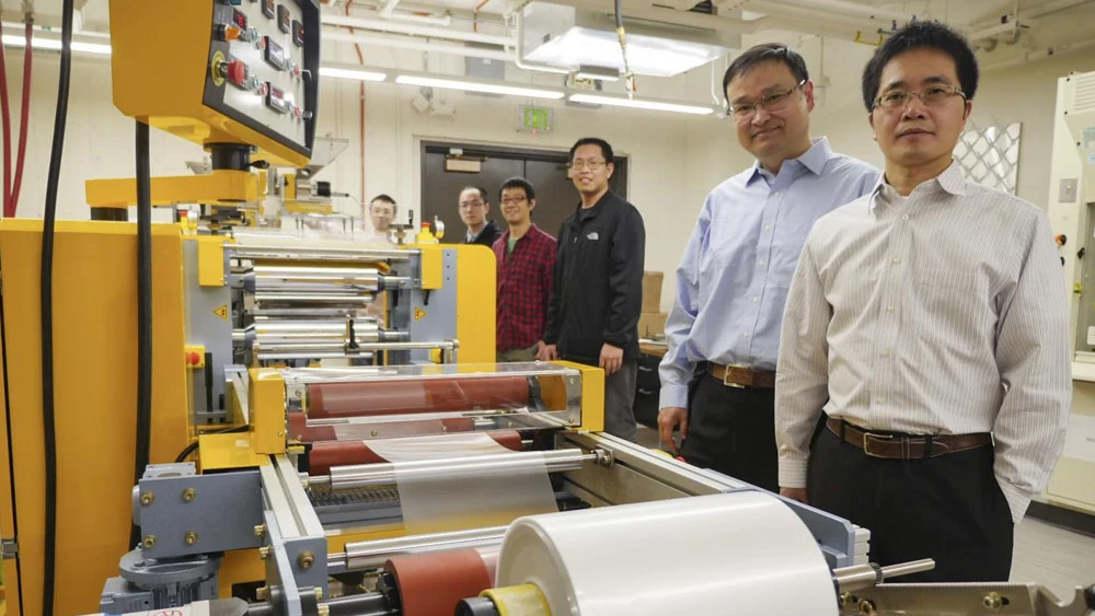 Ingenieros de la Universidad de Colorado con el nuevo material capaz de enfriar