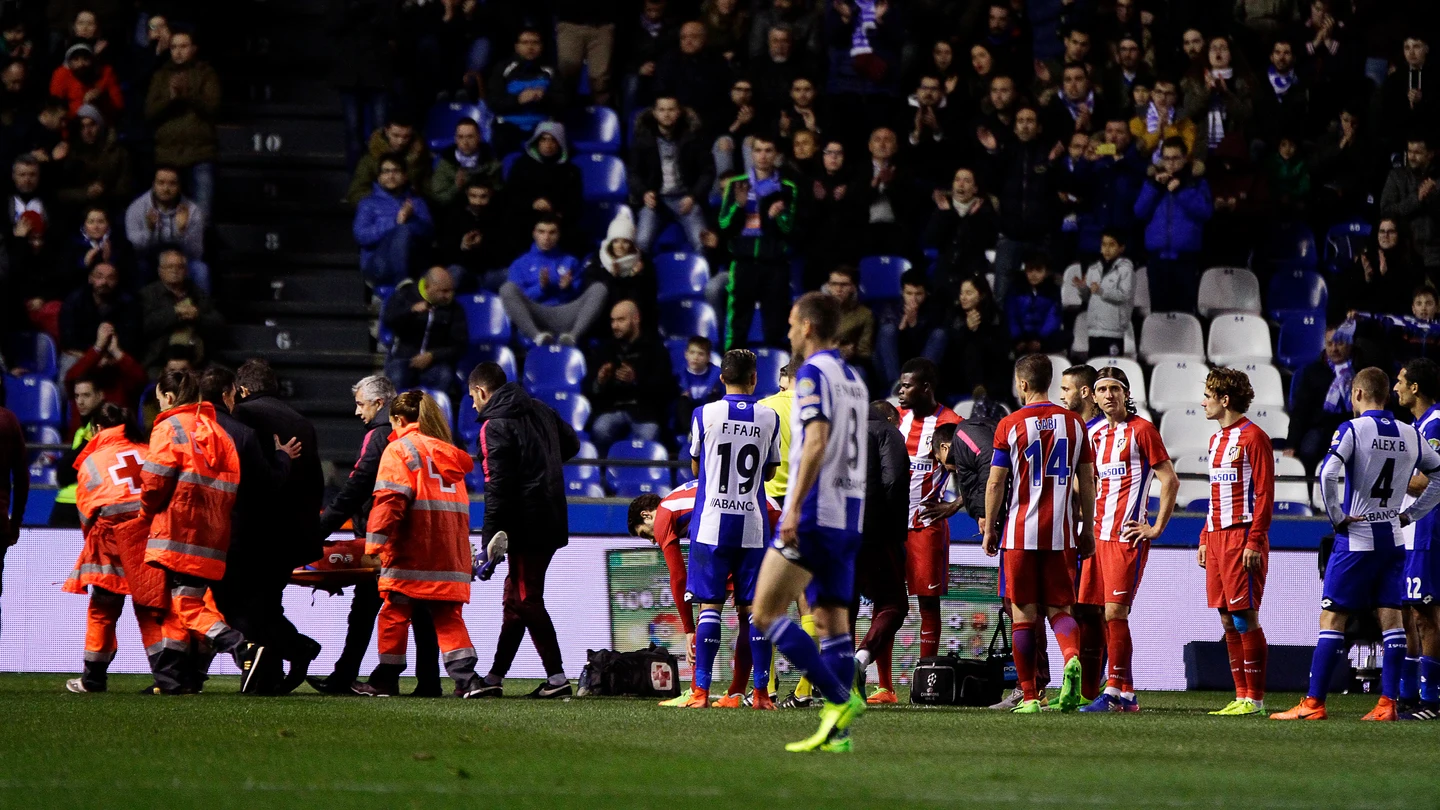 Torres, retirado del césped de Riazor en camilla Torres, retirado del césped de Riazor en camilla