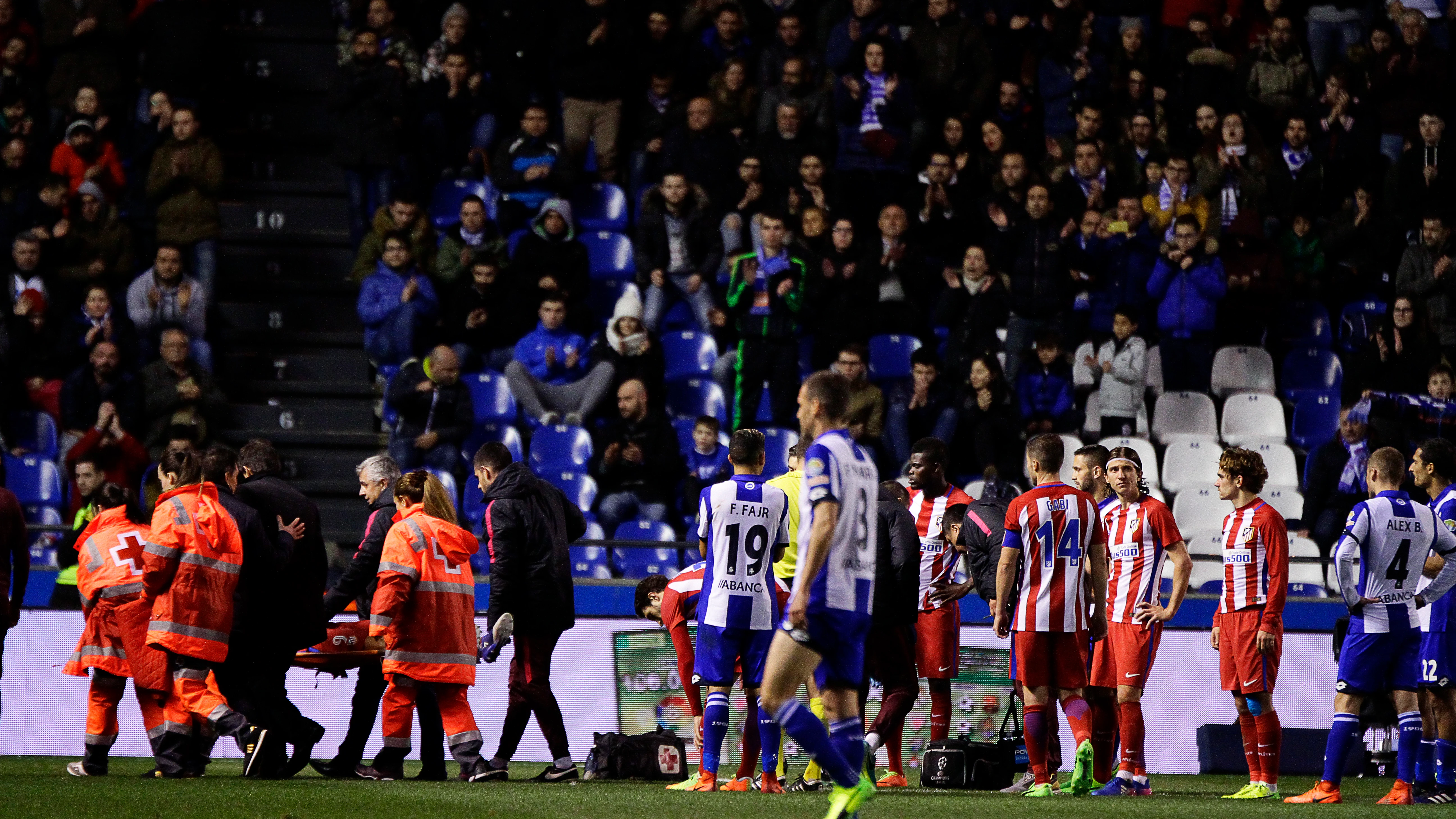 Torres, retirado del césped de Riazor en camilla Torres, retirado del césped de Riazor en camilla