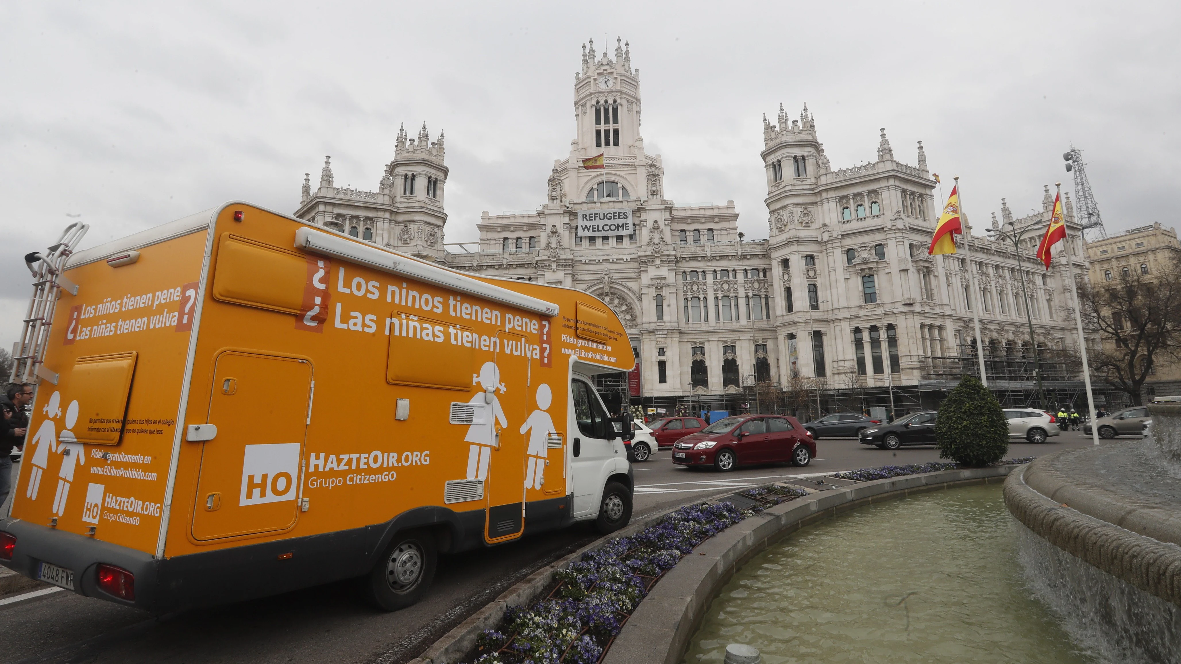 Vista de la autocaravana de la Asociación HazteOir.orgcon, a su llegada a la plaza de Cibeles, con un nuevo eslogan de la organización ultracatólica