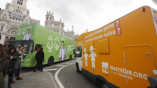 Autobús de El Intermedio junto a la caravana de Hazte Oír Autobús de El Intermedio junto a la caravana de Hazte Oír