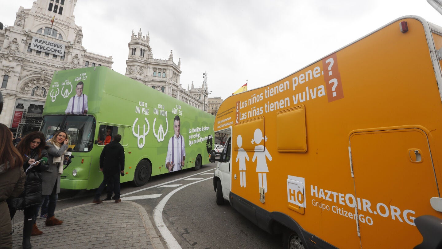 Autob&uacute;s de El Intermedio junto a la caravana de Hazte O&iacute;r