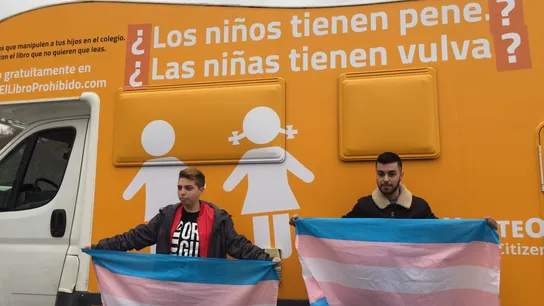 La autocaravana de Hazte Oír en Cibeles La autocaravana de Hazte Oír en Cibeles