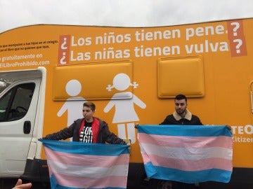 La autocaravana de Hazte Oír en Cibeles La autocaravana de Hazte Oír en Cibeles