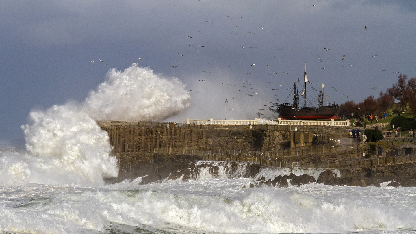 Viento, oleaje ponen en alerta a cinco comunidades Viento, nieve y oleaje ponen en alerta a casi toda España