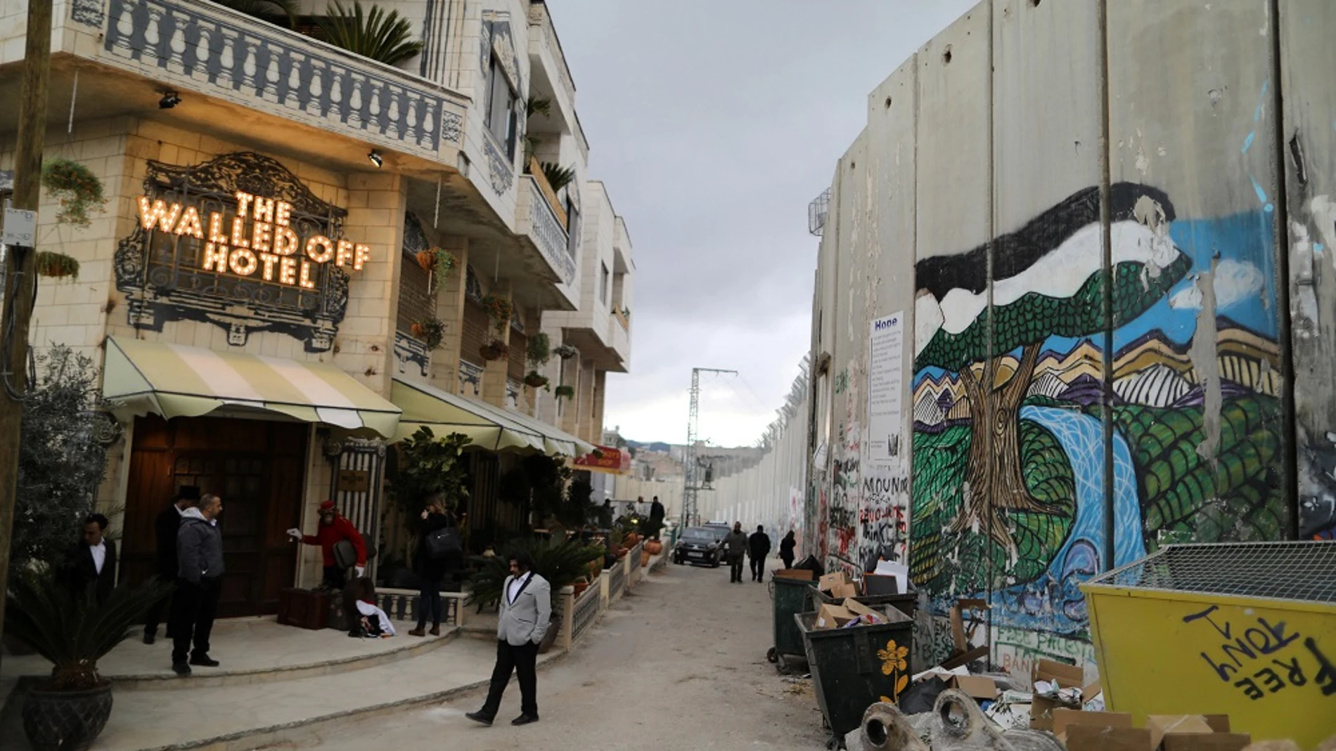 Puerta principal del reivindicativo hotel inaugurado por Banksy en Cisjordania