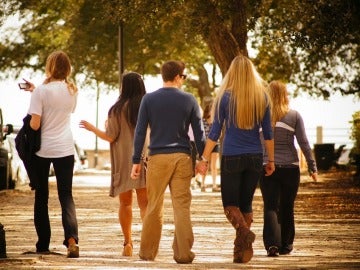 Pasear en grupo puede ser muy positivo Pasear en grupo puede ser muy positivo