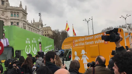 Autobús de El Intermedio, frente a la autocaravana de Hazte Oír Autobús de El Intermedio, frente a la autocaravana de Hazte Oír