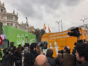 Autobús de El Intermedio, frente a la autocaravana de Hazte Oír Autobús de El Intermedio, frente a la autocaravana de Hazte Oír