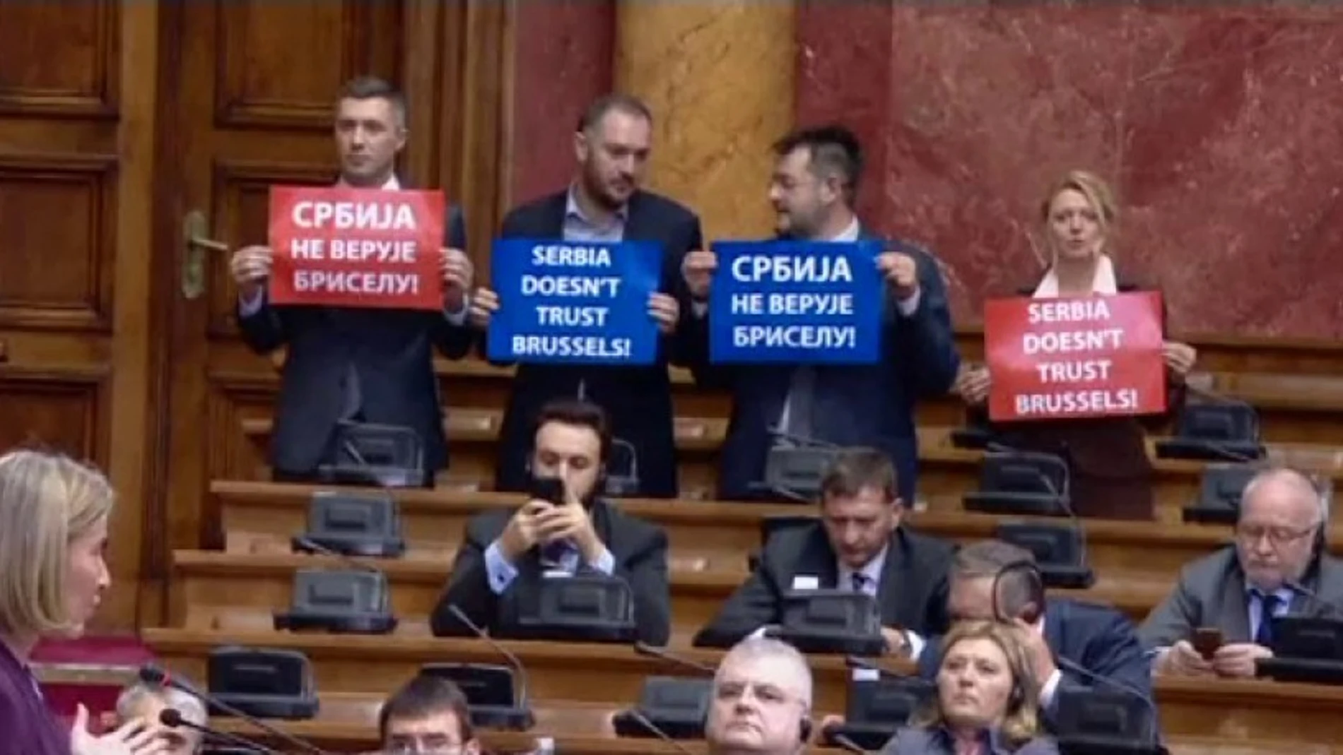Insultos de Mogherini en Serbia 