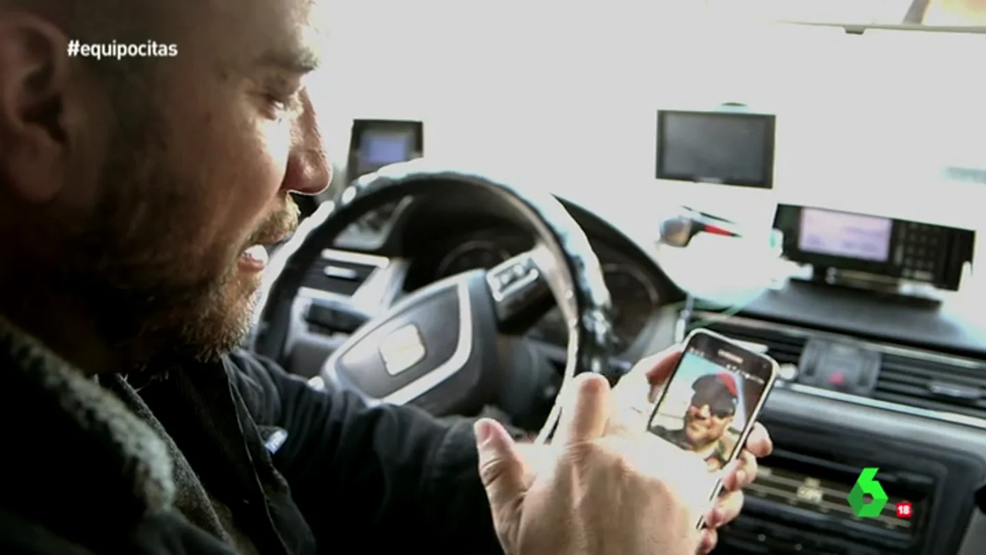 Frame 65.378227 de: Un taxista divorciado descarga Tinder para encontrar pareja: "Me envía corazones. No te voy a decir cómo se me queda el cuerpo" Frame 65.378227 de: Un taxista divorciado descarga Tinder para encontrar pareja: "Me envía corazones. No te voy a decir cómo se me queda el cuerpo"