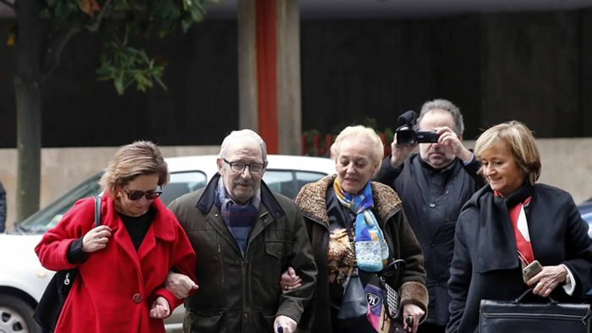 El ex secretario general del SOMA-UGT, José Ángel Fernández Villa, acompañado de su mujer y de su abogada, Ana García Boto