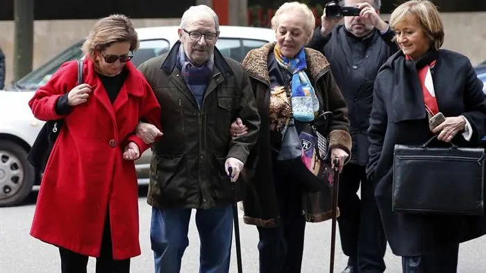 El ex secretario general del SOMA-UGT, José Ángel Fernández Villa, acompañado de su mujer y de su abogada, Ana García Boto