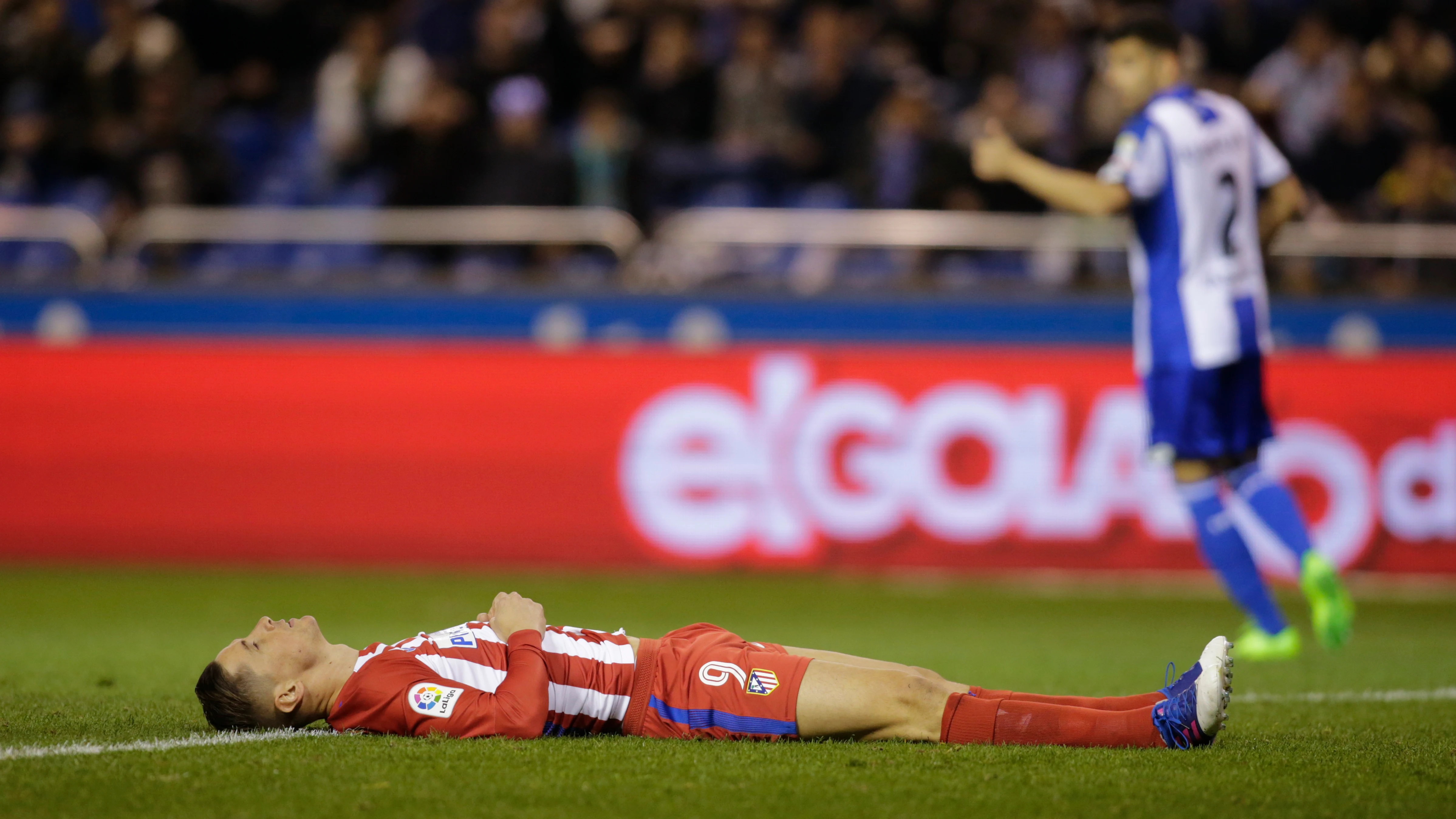 Torres, en el césped tras sufrir el fuerte golpe en Riazor
